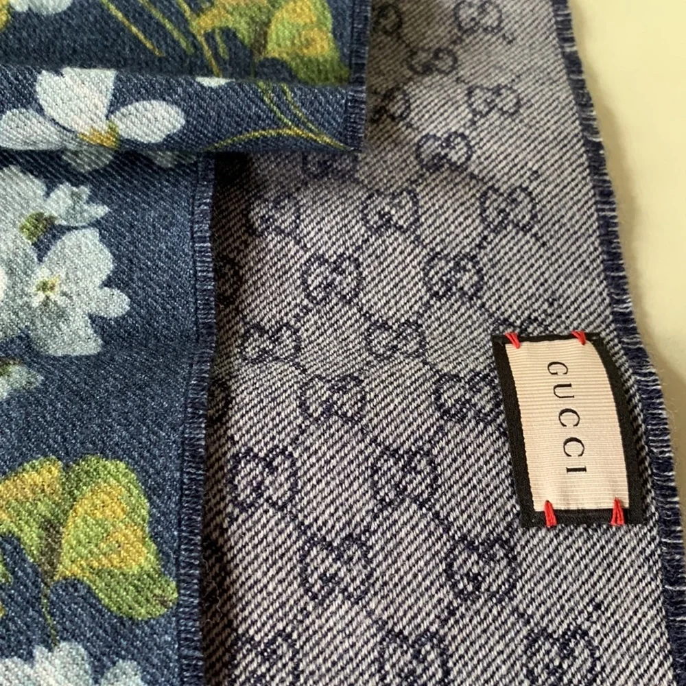 🪻 New Authentic Gucci Reversible Floral Wool Scarf